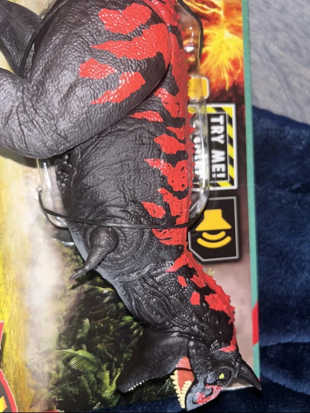 Jurassic World Legacy Collection Roarin' Real Feel Carnotaurus Action Figure New